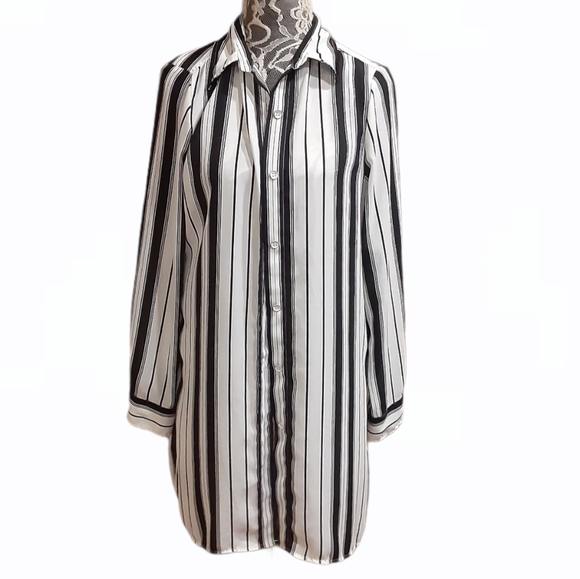 Karen Kane Tops - Karen Kane Tunic Length Blouse 🌹Stunning